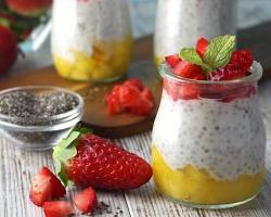 Yogur com frutas e chía