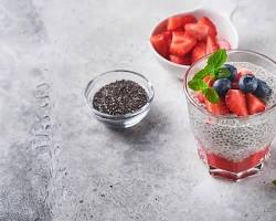 Yogur com frutas e chía