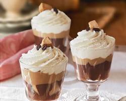 Copas de chocolate y crema