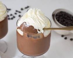 Copas de chocolate y crema