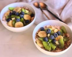 Yogur con fruta y granola