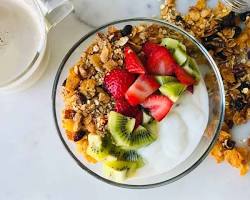 Yogur con fruta y granola